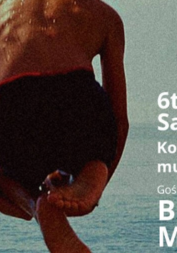 Plakat promuje 6. edycję Poznań SaxEvent, koncertu muzyki klasycznej. Na środku widnieje zdjęcie osoby wykonującej skok do wody z podkurczonymi nogami. Na prawo od zdjęcia znajduje się tekst informujący o wydarzeniu.