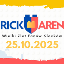 W centrum niebiesko-czerwony herb z żółtym klockiem Lego w środku. W tle konstrukcję zbudowane z klocków, które przypominają budynki.