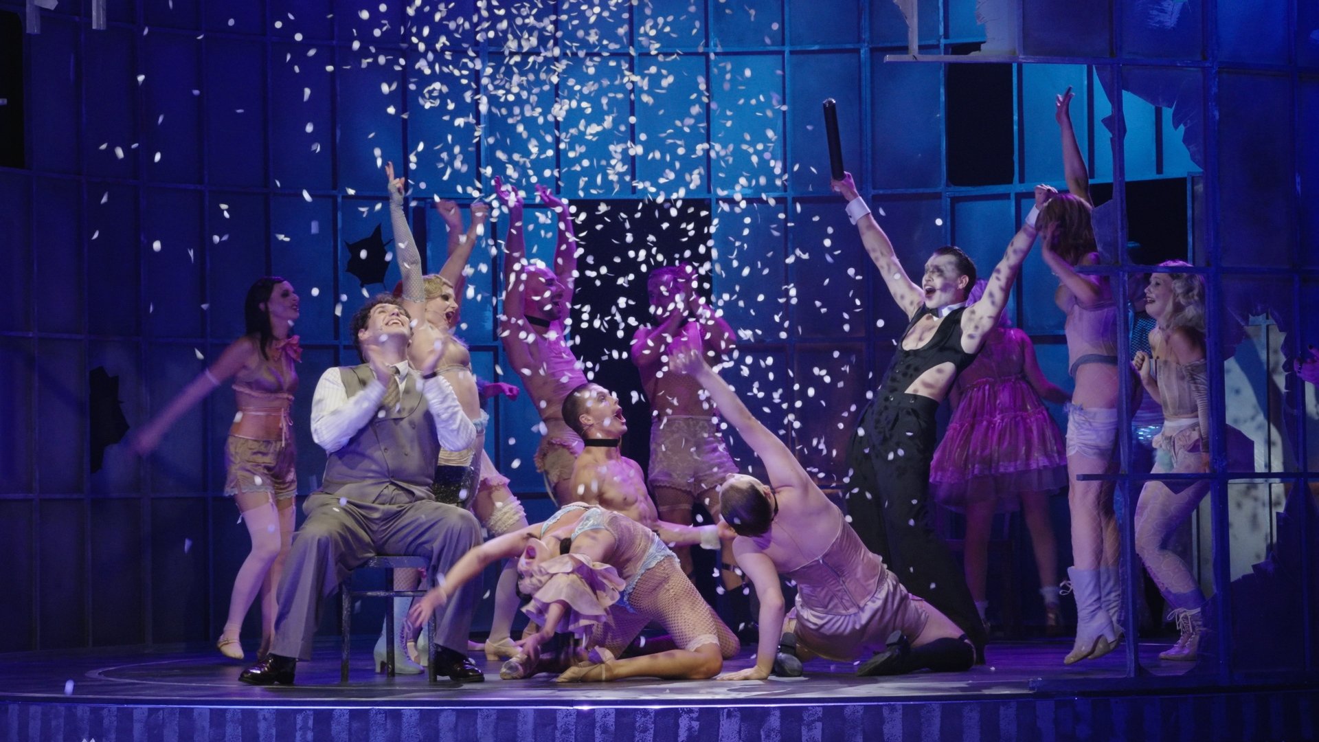 Musical „Cabaret” w reżyserii Łukasza Brzezińskiego to nowość w Teatrze Muzycznym w Poznaniu. Premiera: 6.09.2025.