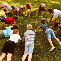 Dzieci na trawie