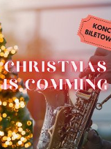 Plakat promuje koncert świąteczny "Christmas is Coming" z motywem saksofonu i choinki. Wydarzenie jest biletowane.