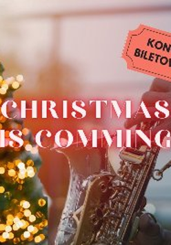 Plakat promuje koncert świąteczny "Christmas is Coming" z motywem saksofonu i choinki. Wydarzenie jest biletowane.