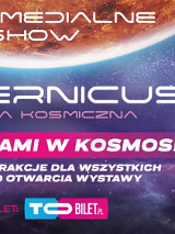 Zdjęcie przedstawia prawdopodobnie Mars w górnej części obrazu. Z boku znajduje się astronauta w ciężkim skafandrze. Czcionka tekstu jest w stylu kosmicznym.