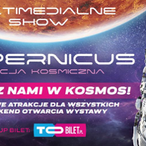 Zdjęcie przedstawia prawdopodobnie Mars w górnej części obrazu. Z boku znajduje się astronauta w ciężkim skafandrze. Czcionka tekstu jest w stylu kosmicznym.