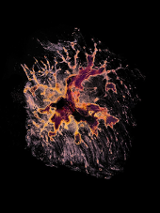 Fioletowa plama na czarnym tle.