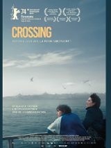 Plakat przedstawia dwie osoby, starszą kobietę i nastolatka, stojących przy barierce, z której obserwują morze. Są zadumani.