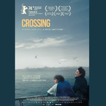 Plakat przedstawia dwie osoby, starszą kobietę i nastolatka, stojących przy barierce, z której obserwują morze. Są zadumani.