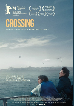 Plakat przedstawia dwie osoby, starszą kobietę i nastolatka, stojących przy barierce, z której obserwują morze. Są zadumani.