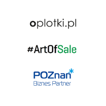 Trzy logotypy organizatorów. Od góry: Czarne logo Oplotki.pl, na środku czarno-zielone logo #ArtOfSale, na sole Niebieskie logo Poznań Biznes Partner.