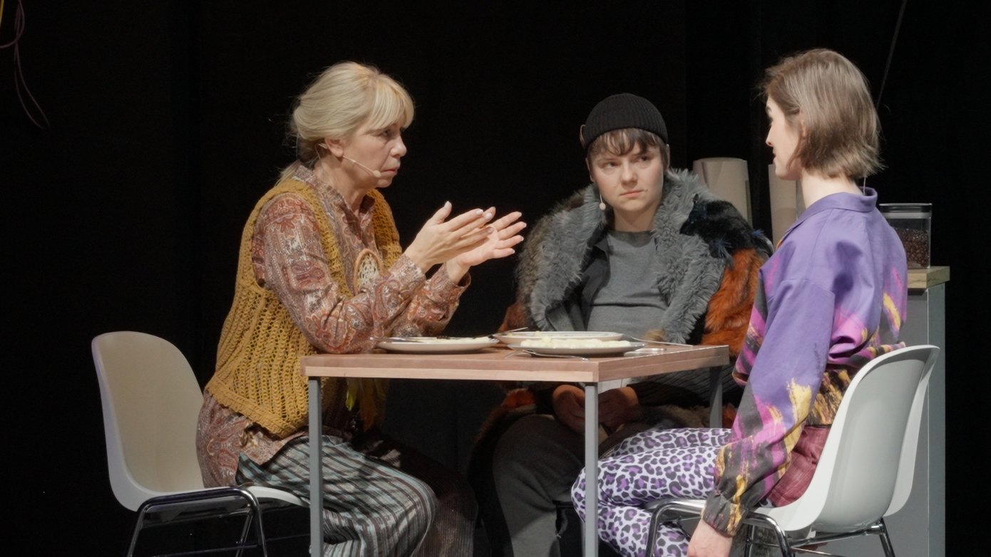 "Czarna owca, biały kruk” w Teatrze Animacji to spektakl o burzliwym czasie dojrzewania, i o poszukiwaniu własnej drogi.