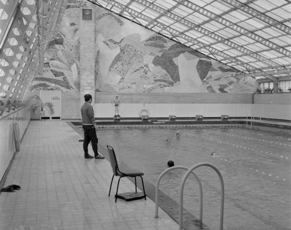 Czarno-białe zdjęcie basenu z dziećmi pływającymi w wodzie