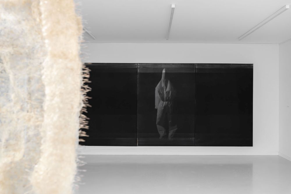 Czarno-biały film wyświetlany na czarnym tle.