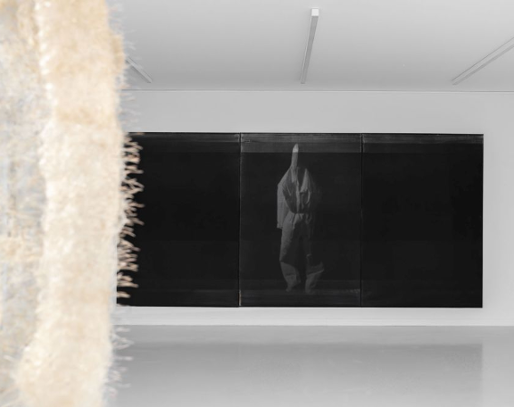 Czarno-biały film wyświetlany na czarnym tle.