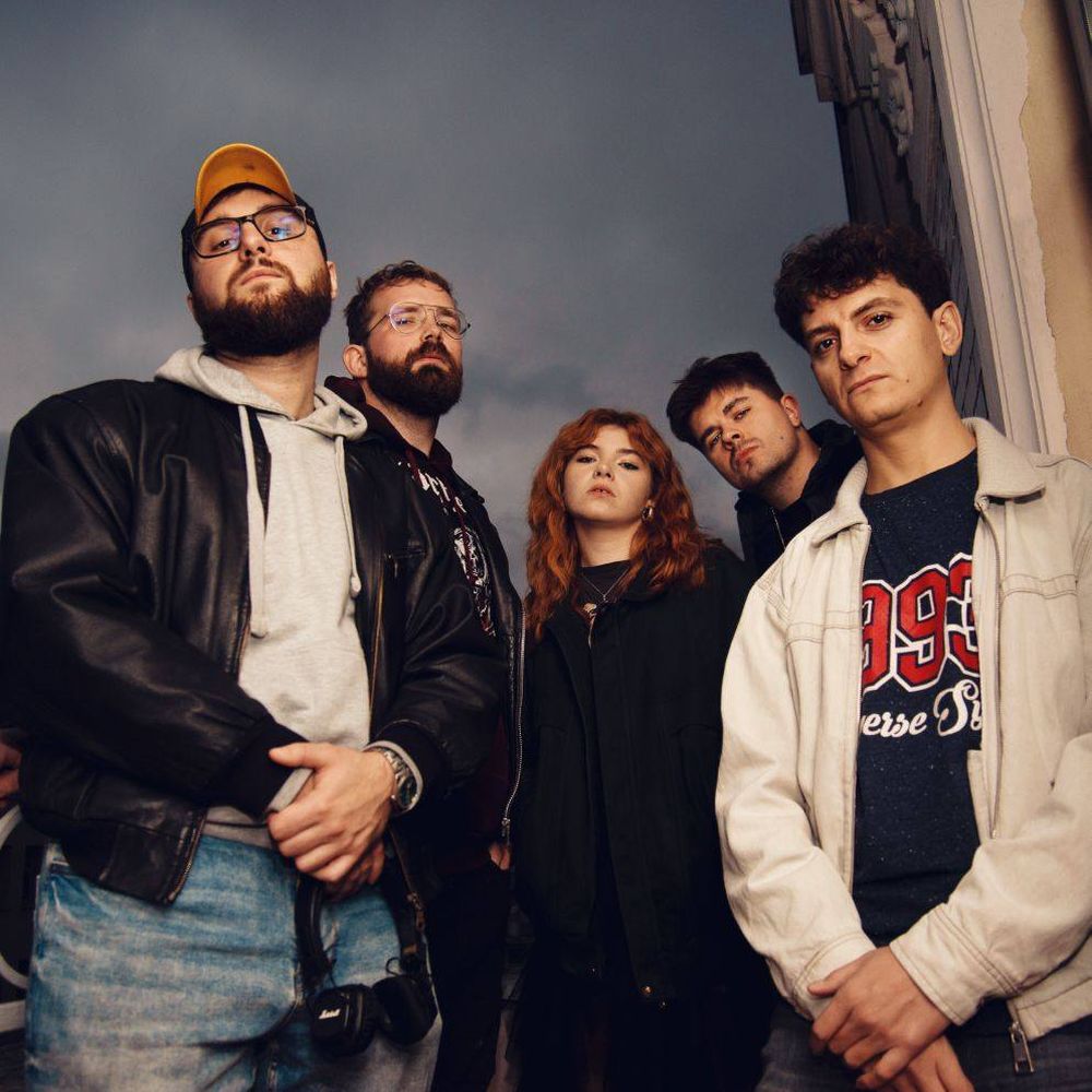 Członkowie zespołu, czterech mężczyzn i jedna kobieta.