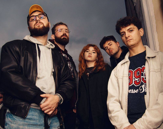 Członkowie zespołu, czterech mężczyzn i jedna kobieta.