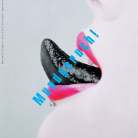 Człowiek w białym i czarnym bucie