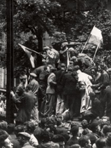 Stara fotografia. Ludzie opanowują czołg.