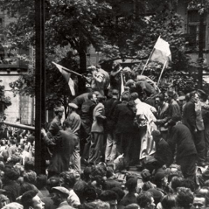 Stara fotografia. Ludzie opanowują czołg.