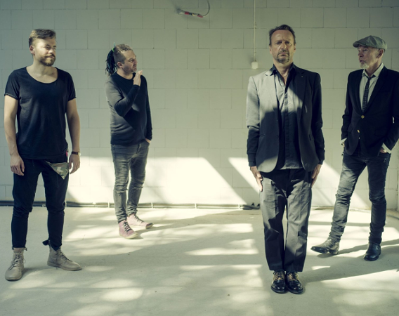 Czterech mężczyzn w łaźni, dwóch młodych, dwóch starszych, eleganckie ubrania