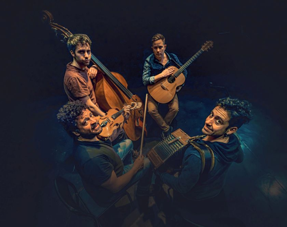 Czterech mężczyzn z instrumentami.