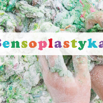 Napis o treści sensoplastyka, w tle dziecięce dłonie lepią zieloną masę plastyczną.