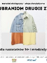 Plakat, kóry reklamuje warsztaty Daj ubraniom drugie życie! W środkowej części koszula, która składa się z czterech różnych koszul. Dookoła napisy informujące o wydarzeniu.