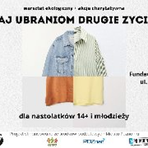 Plakat, kóry reklamuje warsztaty Daj ubraniom drugie życie! W środkowej części koszula, która składa się z czterech różnych koszul. Dookoła napisy informujące o wydarzeniu.