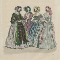 Damy w długich sukniach