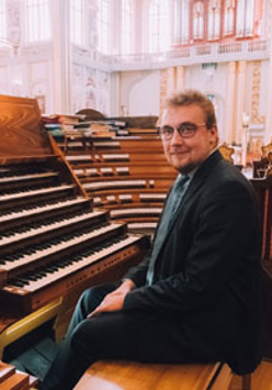 Daniel Strządała przy organach