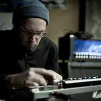 Dariusz Brzostek przy konsoli