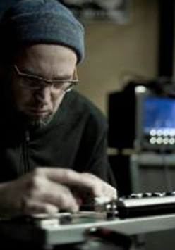 Dariusz Brzostek przy konsoli