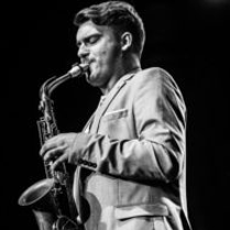 Dawid Tokłowicz z saksofonem