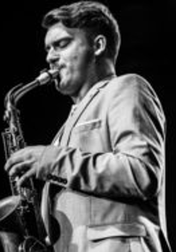 Dawid Tokłowicz z saksofonem