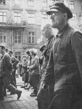 Stara, archiwalna fotografia. Tłuma na ulicach Poznania.