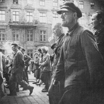 Stara, archiwalna fotografia. Tłuma na ulicach Poznania.