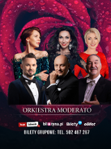 Na tle zroszonej czerwonej róży portrety wykonawców na koncercie "Dla Ciebie Mamo". Dwóch mężczyzn ubranych w garnitury i trzy kobiety ubrane w eleganckie suknie.