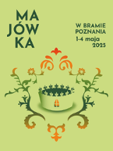 Plakat, który promuje Majówkę w Bramie Poznania, na zielonym tle znajduje się stylizowany, ozdobny fragment wianka z liści i kwiatów oraz napisy, które informują o wydarzeniu.