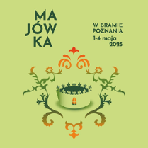 Plakat, który promuje Majówkę w Bramie Poznania, na zielonym tle znajduje się stylizowany, ozdobny fragment wianka z liści i kwiatów oraz napisy, które informują o wydarzeniu.