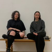 Dług, firany i sypiący się tynk