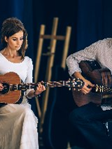 Dominika Żukowska i Andrzej Korycki na scenie. Muzycy grają na gitarach.