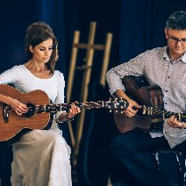 Dominika Żukowska i Andrzej Korycki na scenie. Muzycy grają na gitarach.