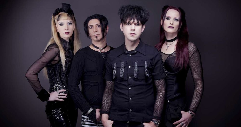 Dwie kobiety i dwóch mężczyzn w gotyckich stylizacjach.