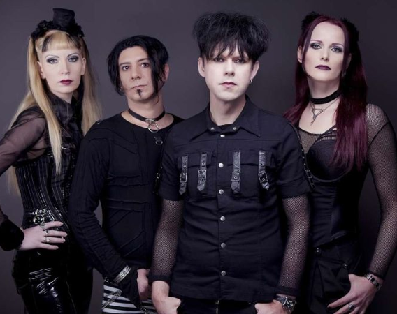 Dwie kobiety i dwóch mężczyzn w gotyckich stylizacjach.