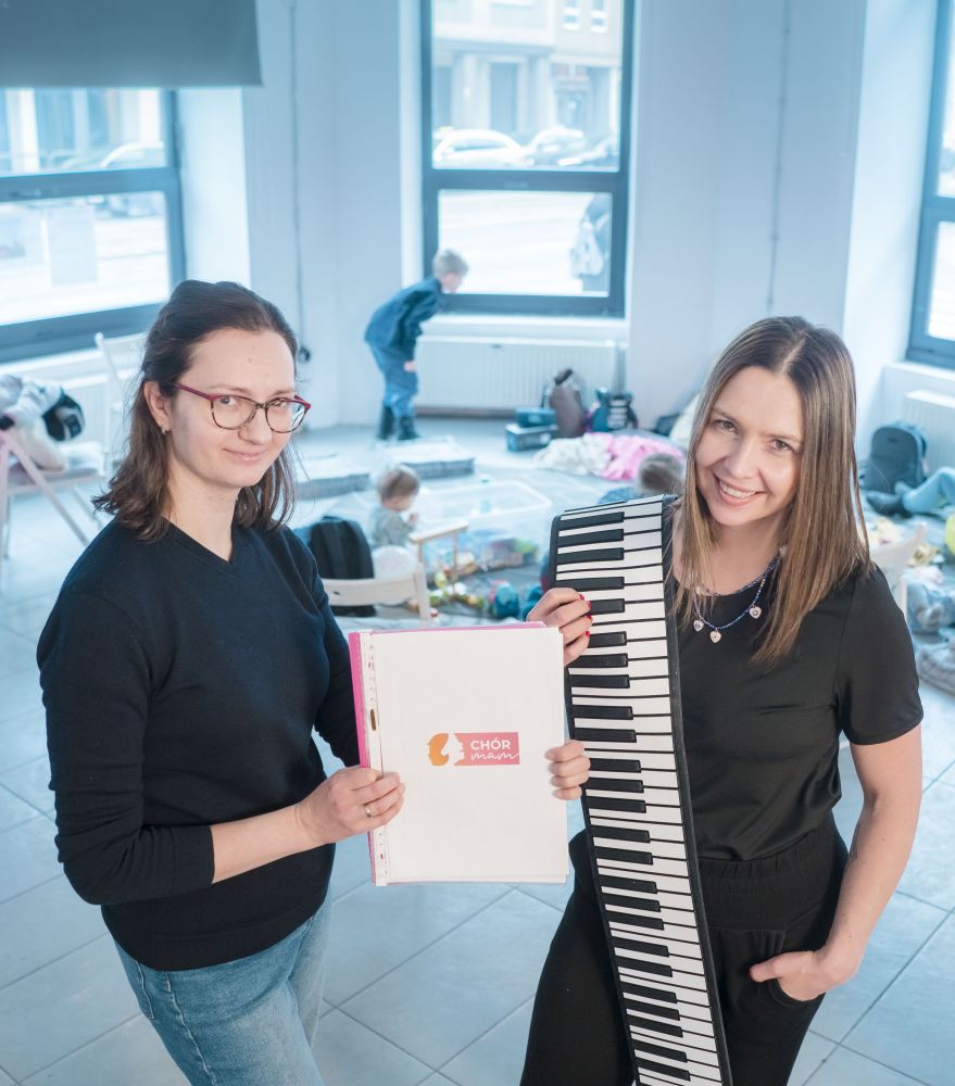 Dwie młode kobiety pozują z uśmiechem do zdjęcia.