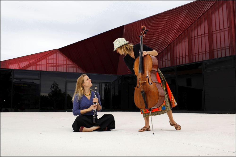 Dwie uśmiechnięte kobiety z instrumentami.