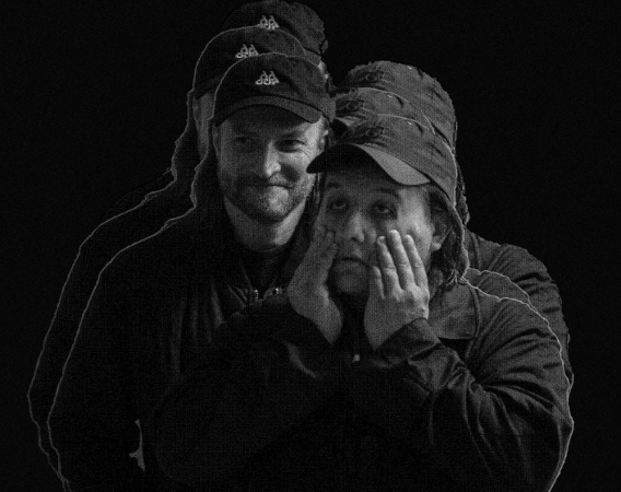 Dwie zmultiplikowane sylwetki mężczyzn.