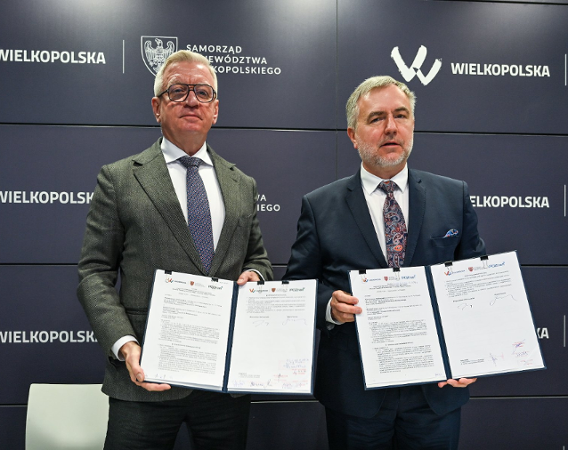 Dwóch mężczyzn prezentuje dokumenty z umową