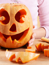 Zdjęcie, dynia, w której wycięto oczy, nos i usta.