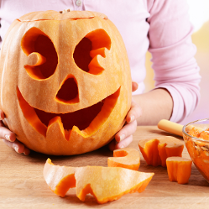 Zdjęcie, dynia, w której wycięto oczy, nos i usta.