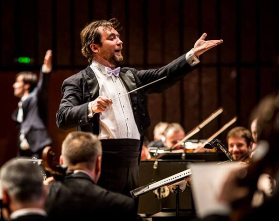 Dyrygent podczas kierowania orkiestrą.